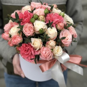 Композиція з кущових троянд і гвоздики Крістел