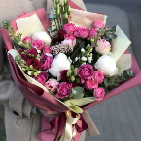 Букет з піонів, кущових піоновидних троянд, матіоли і еустоми Повітряний замок