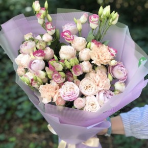 Букет из кустовых пионовидных роз, эустомы и гвоздики Дакота.