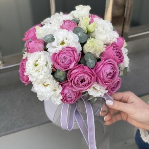 Хет коробка з кущовими піоновидними трояндами і еустомою Валенсія